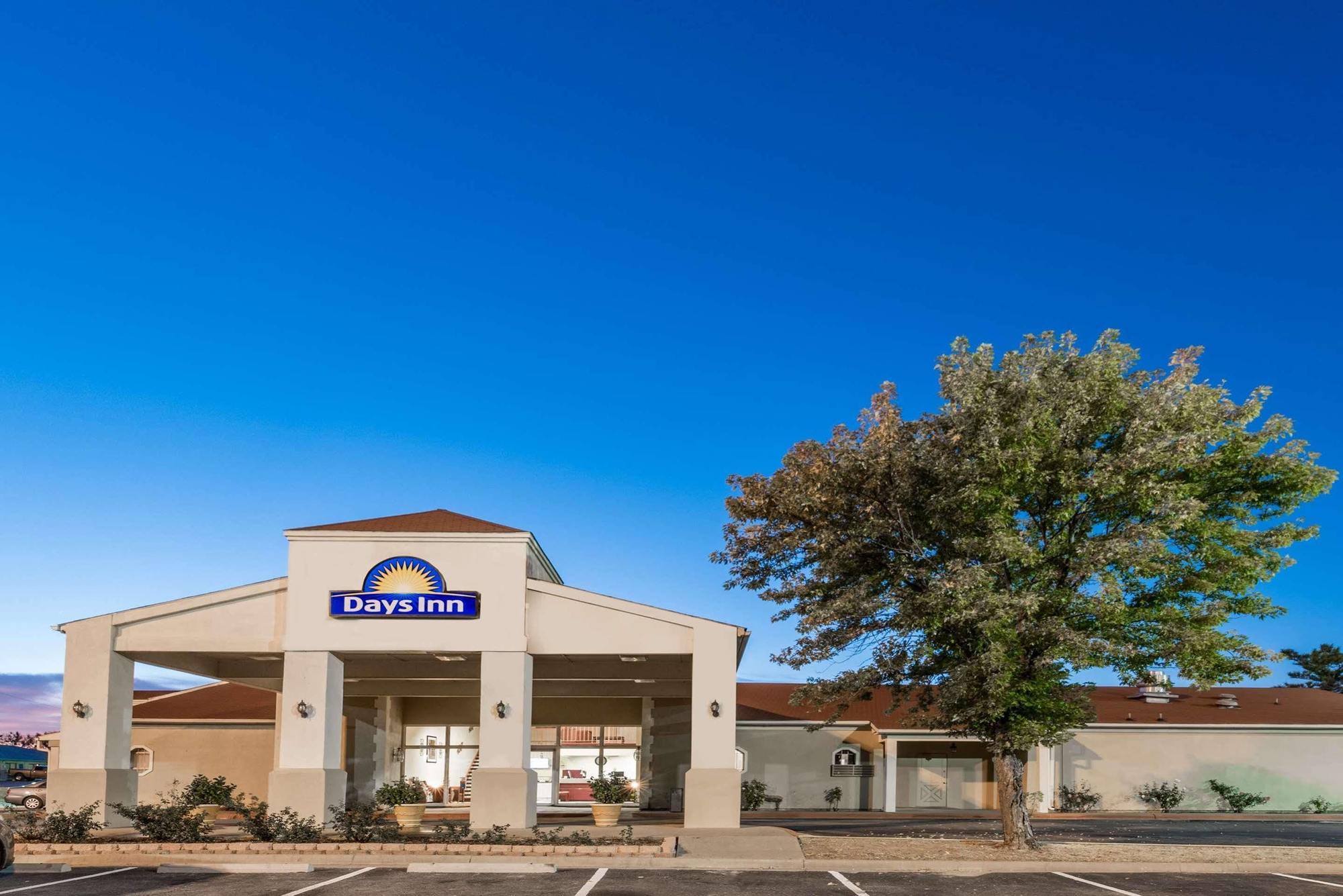 Days Inn By Wyndham Eastland Exterior photo
